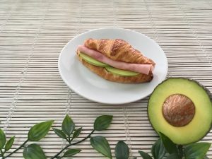mini croissant aguacate y pavo