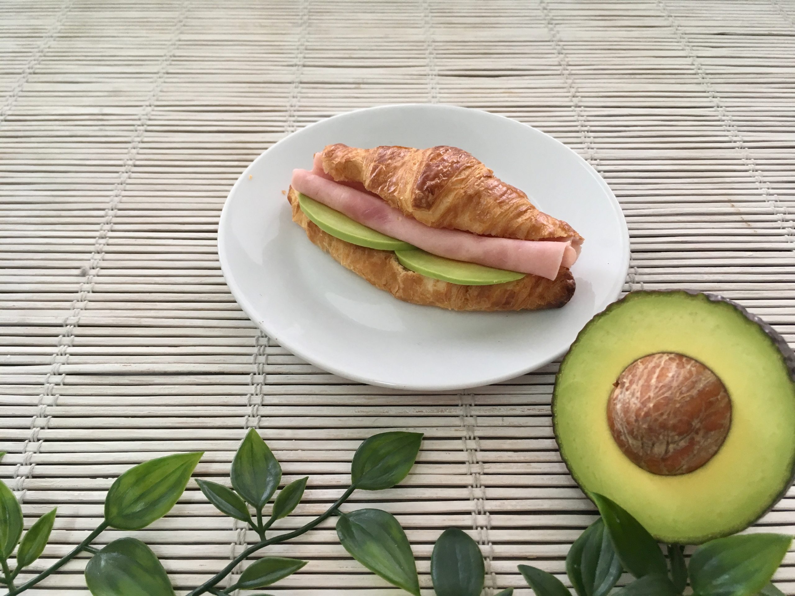 mini croissant aguacate y pavo