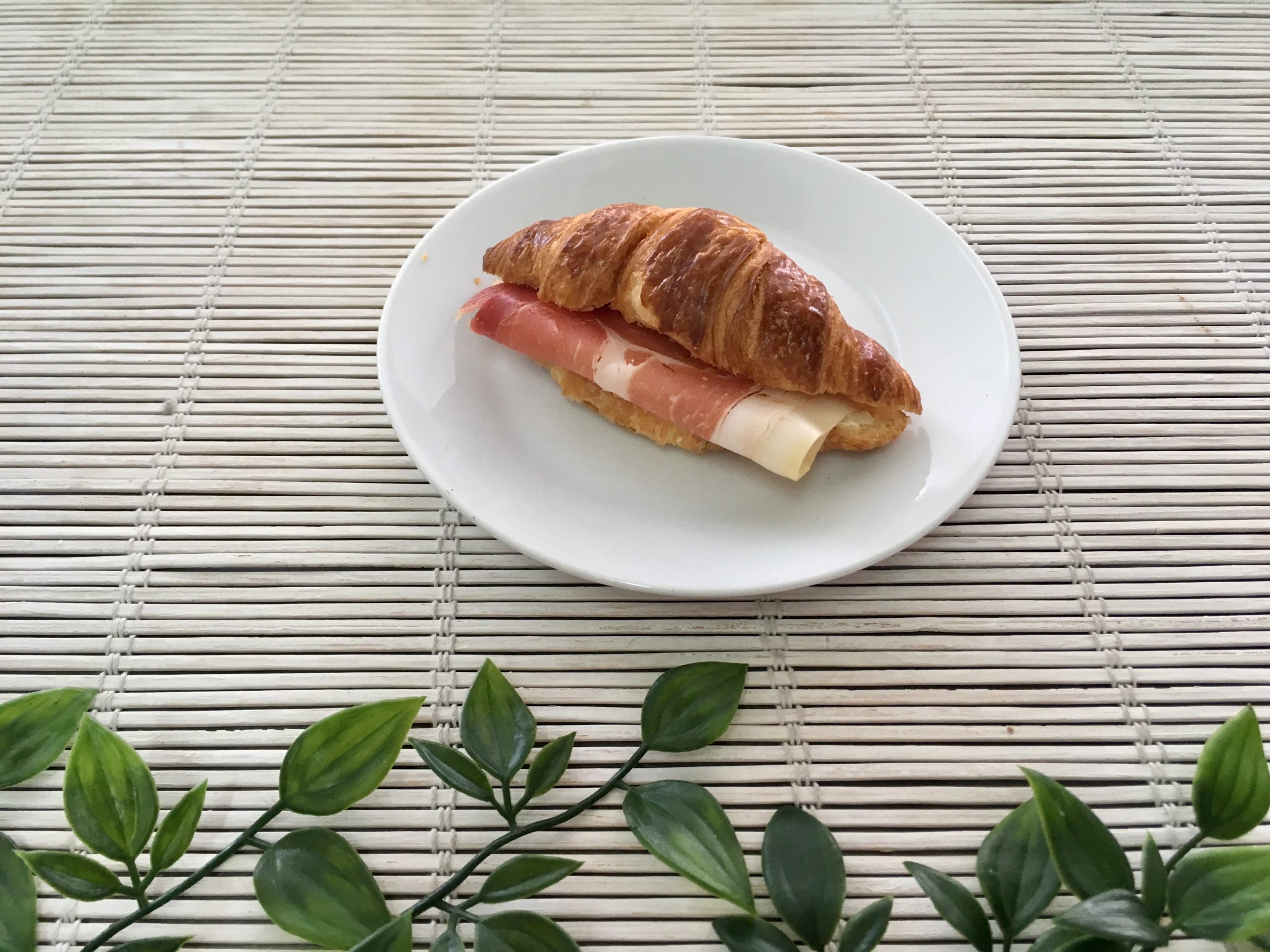 mini croissant hummus jamon