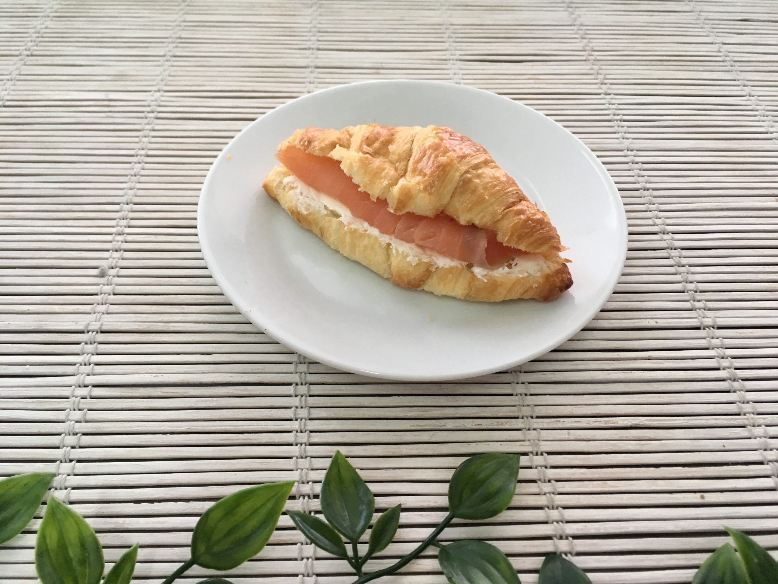 mini croissant salmon queso